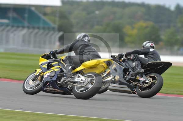 Motorcycle action photographs;Silverstone circuit;Silverstone photographs;Trackday digital images;event digital images;eventdigitalimages;no limits trackday;peter wileman photography;rockingham towcester northamptonshire;trackday;trackday photos