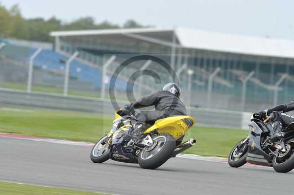 Motorcycle action photographs;Silverstone circuit;Silverstone photographs;Trackday digital images;event digital images;eventdigitalimages;no limits trackday;peter wileman photography;rockingham towcester northamptonshire;trackday;trackday photos