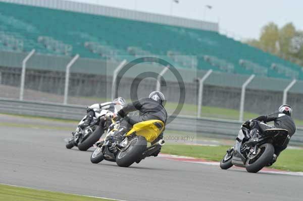 Motorcycle action photographs;Silverstone circuit;Silverstone photographs;Trackday digital images;event digital images;eventdigitalimages;no limits trackday;peter wileman photography;rockingham towcester northamptonshire;trackday;trackday photos