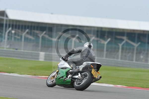 Motorcycle action photographs;Silverstone circuit;Silverstone photographs;Trackday digital images;event digital images;eventdigitalimages;no limits trackday;peter wileman photography;rockingham towcester northamptonshire;trackday;trackday photos