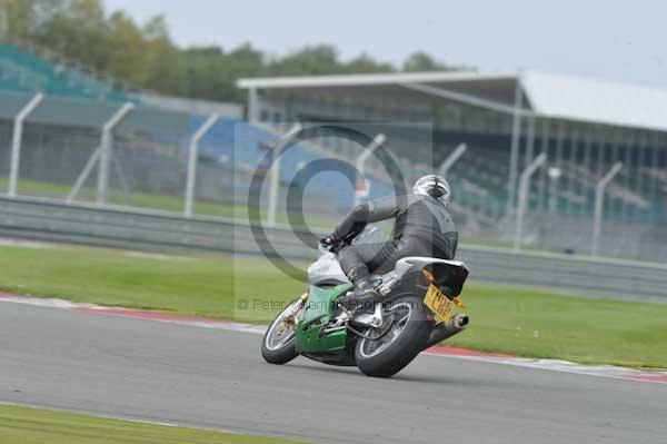 Motorcycle action photographs;Silverstone circuit;Silverstone photographs;Trackday digital images;event digital images;eventdigitalimages;no limits trackday;peter wileman photography;rockingham towcester northamptonshire;trackday;trackday photos