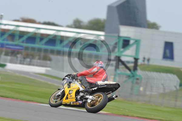 Motorcycle action photographs;Silverstone circuit;Silverstone photographs;Trackday digital images;event digital images;eventdigitalimages;no limits trackday;peter wileman photography;rockingham towcester northamptonshire;trackday;trackday photos