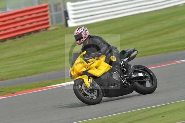 Motorcycle action photographs;Silverstone circuit;Silverstone photographs;Trackday digital images;event digital images;eventdigitalimages;no limits trackday;peter wileman photography;rockingham towcester northamptonshire;trackday;trackday photos