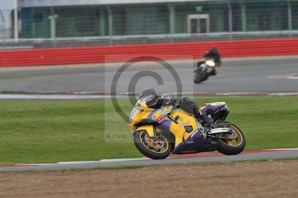 Motorcycle action photographs;Silverstone circuit;Silverstone photographs;Trackday digital images;event digital images;eventdigitalimages;no limits trackday;peter wileman photography;rockingham towcester northamptonshire;trackday;trackday photos