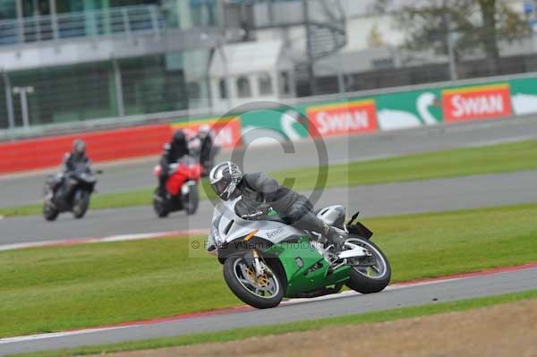 Motorcycle action photographs;Silverstone circuit;Silverstone photographs;Trackday digital images;event digital images;eventdigitalimages;no limits trackday;peter wileman photography;rockingham towcester northamptonshire;trackday;trackday photos