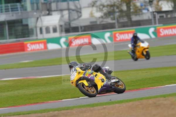 Motorcycle action photographs;Silverstone circuit;Silverstone photographs;Trackday digital images;event digital images;eventdigitalimages;no limits trackday;peter wileman photography;rockingham towcester northamptonshire;trackday;trackday photos