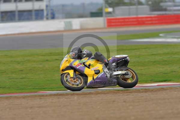 Motorcycle action photographs;Silverstone circuit;Silverstone photographs;Trackday digital images;event digital images;eventdigitalimages;no limits trackday;peter wileman photography;rockingham towcester northamptonshire;trackday;trackday photos