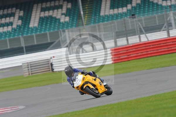 Motorcycle action photographs;Silverstone circuit;Silverstone photographs;Trackday digital images;event digital images;eventdigitalimages;no limits trackday;peter wileman photography;rockingham towcester northamptonshire;trackday;trackday photos