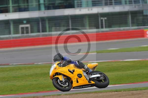 Motorcycle action photographs;Silverstone circuit;Silverstone photographs;Trackday digital images;event digital images;eventdigitalimages;no limits trackday;peter wileman photography;rockingham towcester northamptonshire;trackday;trackday photos