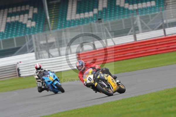 Motorcycle action photographs;Silverstone circuit;Silverstone photographs;Trackday digital images;event digital images;eventdigitalimages;no limits trackday;peter wileman photography;rockingham towcester northamptonshire;trackday;trackday photos