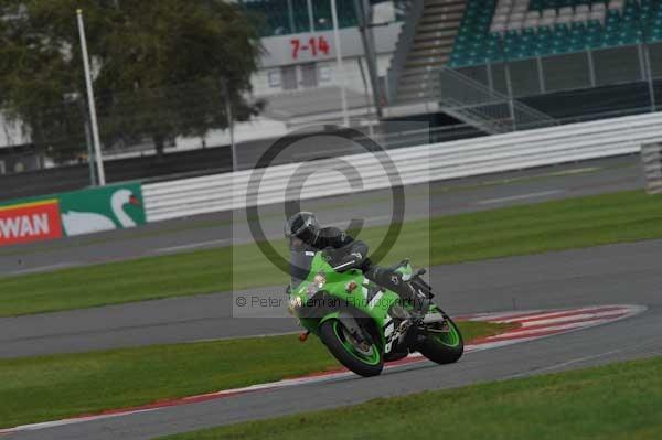 Motorcycle action photographs;Silverstone circuit;Silverstone photographs;Trackday digital images;event digital images;eventdigitalimages;no limits trackday;peter wileman photography;rockingham towcester northamptonshire;trackday;trackday photos