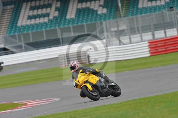 Motorcycle action photographs;Silverstone circuit;Silverstone photographs;Trackday digital images;event digital images;eventdigitalimages;no limits trackday;peter wileman photography;rockingham towcester northamptonshire;trackday;trackday photos