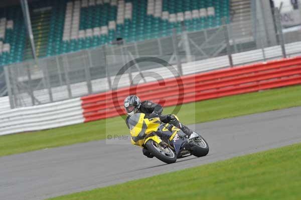 Motorcycle action photographs;Silverstone circuit;Silverstone photographs;Trackday digital images;event digital images;eventdigitalimages;no limits trackday;peter wileman photography;rockingham towcester northamptonshire;trackday;trackday photos