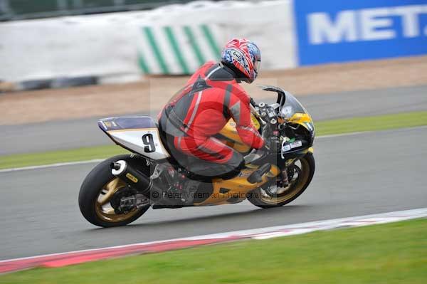Motorcycle action photographs;Silverstone circuit;Silverstone photographs;Trackday digital images;event digital images;eventdigitalimages;no limits trackday;peter wileman photography;rockingham towcester northamptonshire;trackday;trackday photos
