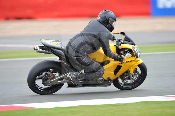 Motorcycle action photographs;Silverstone circuit;Silverstone photographs;Trackday digital images;event digital images;eventdigitalimages;no limits trackday;peter wileman photography;rockingham towcester northamptonshire;trackday;trackday photos