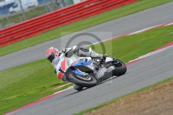 Motorcycle action photographs;Silverstone circuit;Silverstone photographs;Trackday digital images;event digital images;eventdigitalimages;no limits trackday;peter wileman photography;rockingham towcester northamptonshire;trackday;trackday photos