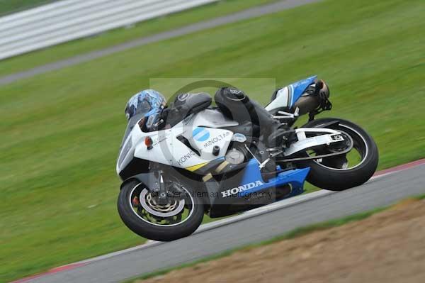 Motorcycle action photographs;Silverstone circuit;Silverstone photographs;Trackday digital images;event digital images;eventdigitalimages;no limits trackday;peter wileman photography;rockingham towcester northamptonshire;trackday;trackday photos
