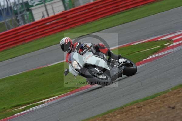 Motorcycle action photographs;Silverstone circuit;Silverstone photographs;Trackday digital images;event digital images;eventdigitalimages;no limits trackday;peter wileman photography;rockingham towcester northamptonshire;trackday;trackday photos