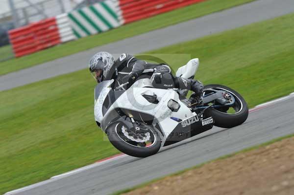 Motorcycle action photographs;Silverstone circuit;Silverstone photographs;Trackday digital images;event digital images;eventdigitalimages;no limits trackday;peter wileman photography;rockingham towcester northamptonshire;trackday;trackday photos