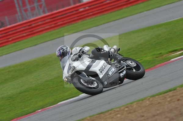 Motorcycle action photographs;Silverstone circuit;Silverstone photographs;Trackday digital images;event digital images;eventdigitalimages;no limits trackday;peter wileman photography;rockingham towcester northamptonshire;trackday;trackday photos