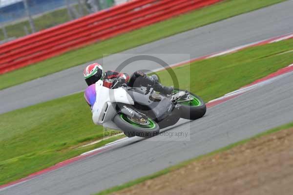 Motorcycle action photographs;Silverstone circuit;Silverstone photographs;Trackday digital images;event digital images;eventdigitalimages;no limits trackday;peter wileman photography;rockingham towcester northamptonshire;trackday;trackday photos
