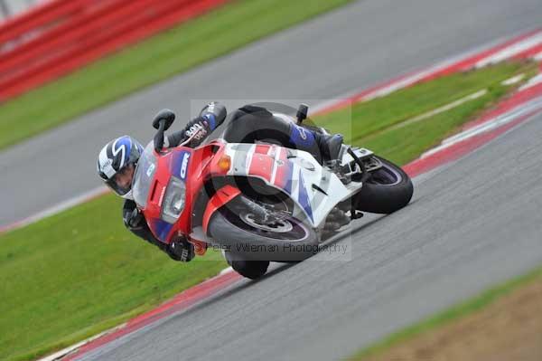 Motorcycle action photographs;Silverstone circuit;Silverstone photographs;Trackday digital images;event digital images;eventdigitalimages;no limits trackday;peter wileman photography;rockingham towcester northamptonshire;trackday;trackday photos