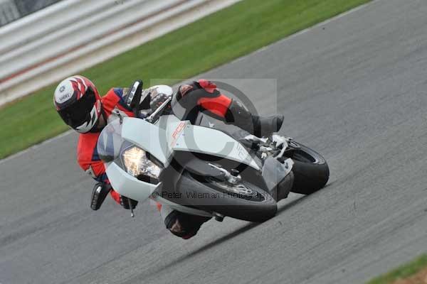 Motorcycle action photographs;Silverstone circuit;Silverstone photographs;Trackday digital images;event digital images;eventdigitalimages;no limits trackday;peter wileman photography;rockingham towcester northamptonshire;trackday;trackday photos