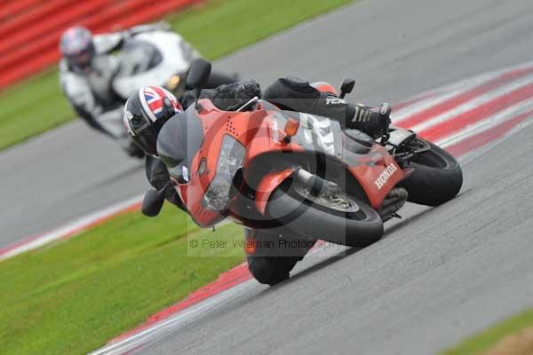 Motorcycle action photographs;Silverstone circuit;Silverstone photographs;Trackday digital images;event digital images;eventdigitalimages;no limits trackday;peter wileman photography;rockingham towcester northamptonshire;trackday;trackday photos