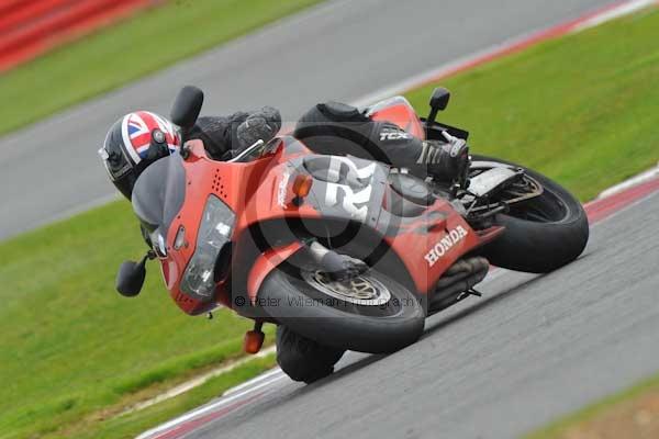 Motorcycle action photographs;Silverstone circuit;Silverstone photographs;Trackday digital images;event digital images;eventdigitalimages;no limits trackday;peter wileman photography;rockingham towcester northamptonshire;trackday;trackday photos
