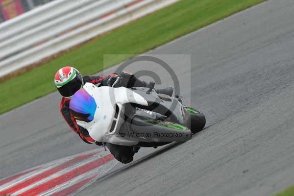 Motorcycle action photographs;Silverstone circuit;Silverstone photographs;Trackday digital images;event digital images;eventdigitalimages;no limits trackday;peter wileman photography;rockingham towcester northamptonshire;trackday;trackday photos