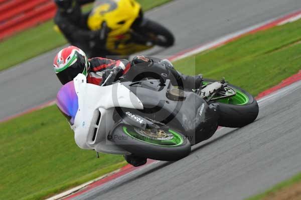Motorcycle action photographs;Silverstone circuit;Silverstone photographs;Trackday digital images;event digital images;eventdigitalimages;no limits trackday;peter wileman photography;rockingham towcester northamptonshire;trackday;trackday photos