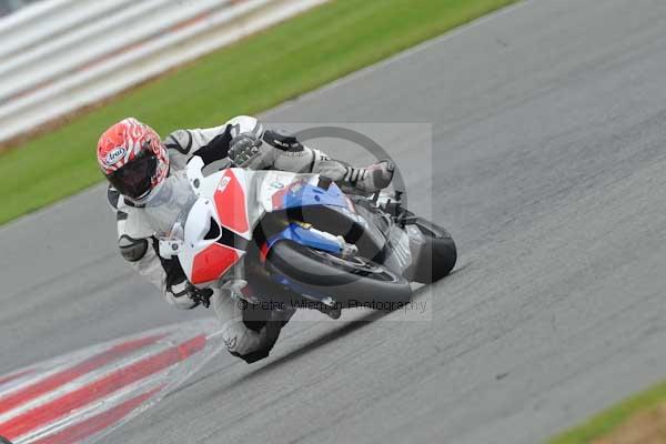 Motorcycle action photographs;Silverstone circuit;Silverstone photographs;Trackday digital images;event digital images;eventdigitalimages;no limits trackday;peter wileman photography;rockingham towcester northamptonshire;trackday;trackday photos