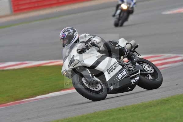 Motorcycle action photographs;Silverstone circuit;Silverstone photographs;Trackday digital images;event digital images;eventdigitalimages;no limits trackday;peter wileman photography;rockingham towcester northamptonshire;trackday;trackday photos