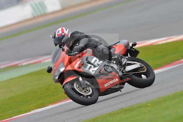 Motorcycle action photographs;Silverstone circuit;Silverstone photographs;Trackday digital images;event digital images;eventdigitalimages;no limits trackday;peter wileman photography;rockingham towcester northamptonshire;trackday;trackday photos