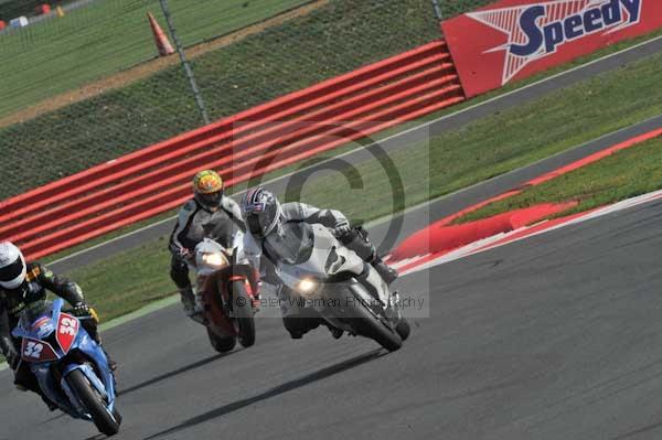 Motorcycle action photographs;Silverstone circuit;Silverstone photographs;Trackday digital images;event digital images;eventdigitalimages;no limits trackday;peter wileman photography;rockingham towcester northamptonshire;trackday;trackday photos