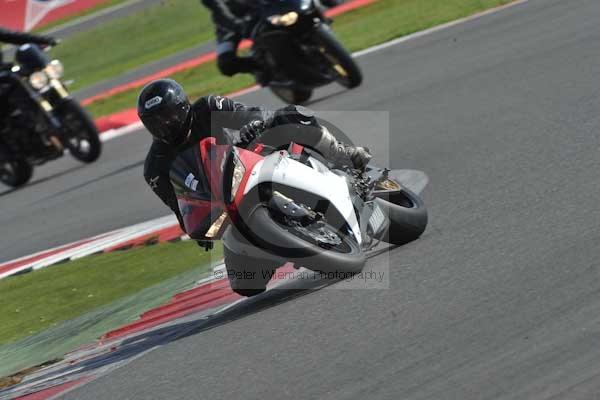 Motorcycle action photographs;Silverstone circuit;Silverstone photographs;Trackday digital images;event digital images;eventdigitalimages;no limits trackday;peter wileman photography;rockingham towcester northamptonshire;trackday;trackday photos