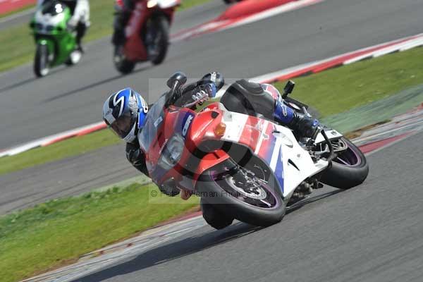 Motorcycle action photographs;Silverstone circuit;Silverstone photographs;Trackday digital images;event digital images;eventdigitalimages;no limits trackday;peter wileman photography;rockingham towcester northamptonshire;trackday;trackday photos