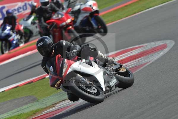 Motorcycle action photographs;Silverstone circuit;Silverstone photographs;Trackday digital images;event digital images;eventdigitalimages;no limits trackday;peter wileman photography;rockingham towcester northamptonshire;trackday;trackday photos