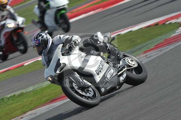 Motorcycle action photographs;Silverstone circuit;Silverstone photographs;Trackday digital images;event digital images;eventdigitalimages;no limits trackday;peter wileman photography;rockingham towcester northamptonshire;trackday;trackday photos