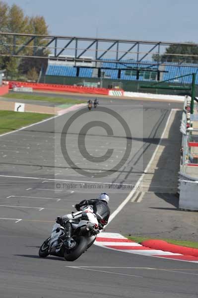 Motorcycle action photographs;Silverstone circuit;Silverstone photographs;Trackday digital images;event digital images;eventdigitalimages;no limits trackday;peter wileman photography;rockingham towcester northamptonshire;trackday;trackday photos