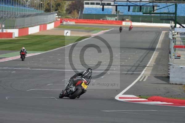 Motorcycle action photographs;Silverstone circuit;Silverstone photographs;Trackday digital images;event digital images;eventdigitalimages;no limits trackday;peter wileman photography;rockingham towcester northamptonshire;trackday;trackday photos