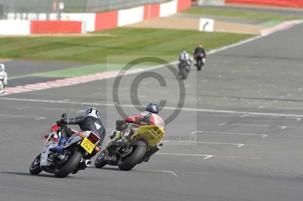 Motorcycle action photographs;Silverstone circuit;Silverstone photographs;Trackday digital images;event digital images;eventdigitalimages;no limits trackday;peter wileman photography;rockingham towcester northamptonshire;trackday;trackday photos