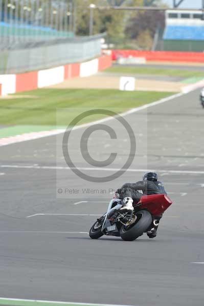 Motorcycle action photographs;Silverstone circuit;Silverstone photographs;Trackday digital images;event digital images;eventdigitalimages;no limits trackday;peter wileman photography;rockingham towcester northamptonshire;trackday;trackday photos