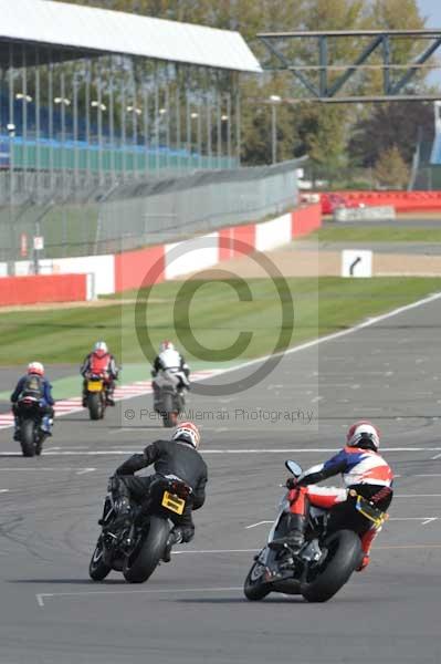 Motorcycle action photographs;Silverstone circuit;Silverstone photographs;Trackday digital images;event digital images;eventdigitalimages;no limits trackday;peter wileman photography;rockingham towcester northamptonshire;trackday;trackday photos