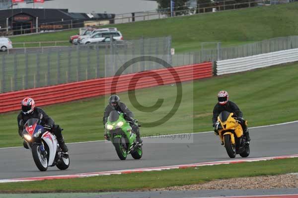 Motorcycle action photographs;Silverstone circuit;Silverstone photographs;Trackday digital images;event digital images;eventdigitalimages;no limits trackday;peter wileman photography;rockingham towcester northamptonshire;trackday;trackday photos