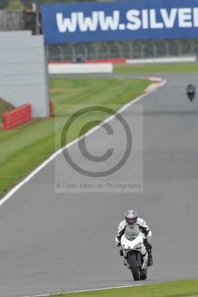 Motorcycle action photographs;Silverstone circuit;Silverstone photographs;Trackday digital images;event digital images;eventdigitalimages;no limits trackday;peter wileman photography;rockingham towcester northamptonshire;trackday;trackday photos
