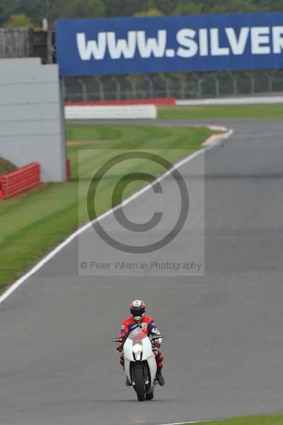Motorcycle action photographs;Silverstone circuit;Silverstone photographs;Trackday digital images;event digital images;eventdigitalimages;no limits trackday;peter wileman photography;rockingham towcester northamptonshire;trackday;trackday photos