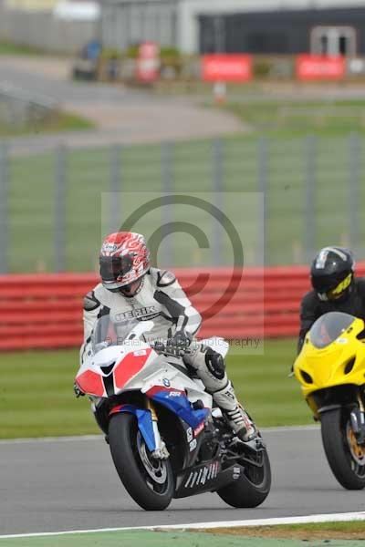 Motorcycle action photographs;Silverstone circuit;Silverstone photographs;Trackday digital images;event digital images;eventdigitalimages;no limits trackday;peter wileman photography;rockingham towcester northamptonshire;trackday;trackday photos