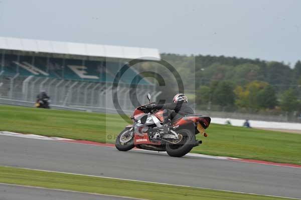 Motorcycle action photographs;Silverstone circuit;Silverstone photographs;Trackday digital images;event digital images;eventdigitalimages;no limits trackday;peter wileman photography;rockingham towcester northamptonshire;trackday;trackday photos