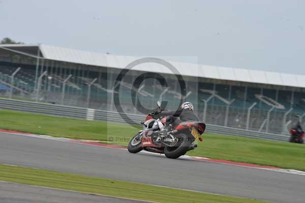 Motorcycle action photographs;Silverstone circuit;Silverstone photographs;Trackday digital images;event digital images;eventdigitalimages;no limits trackday;peter wileman photography;rockingham towcester northamptonshire;trackday;trackday photos